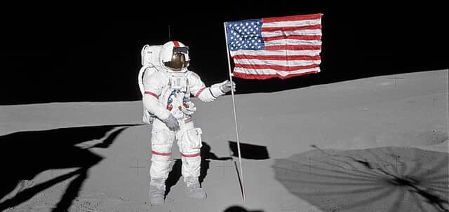 Die Mondlandung - Neil Armstrong auf dem Mond mit der amerikanischen Fahne