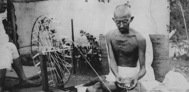 Mahatma Gandhi am Spinnrad