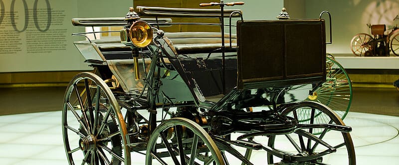 Eines der ersten Automobile im Mercedes Benz Museum